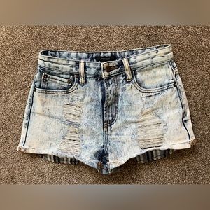 Distressed white wash denim short with flannel pockets